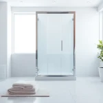 Die sonni Duschkabine 90x90 in einem modernen Badezimmer-Setup wirkt elegant und einladend.